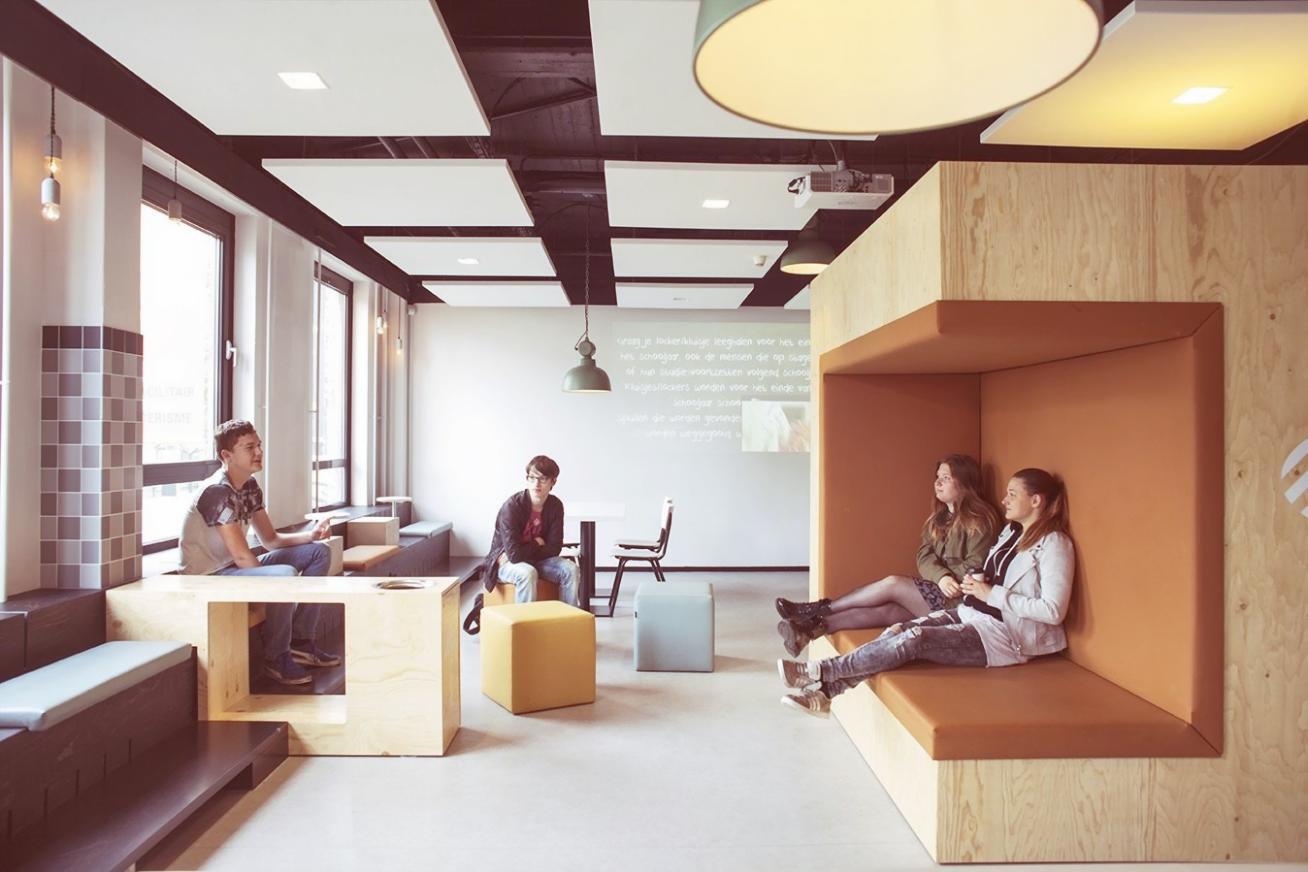 सेमिनार स्थान की छवि जहां लोग सार्थक बातचीत में संलग्न हैं