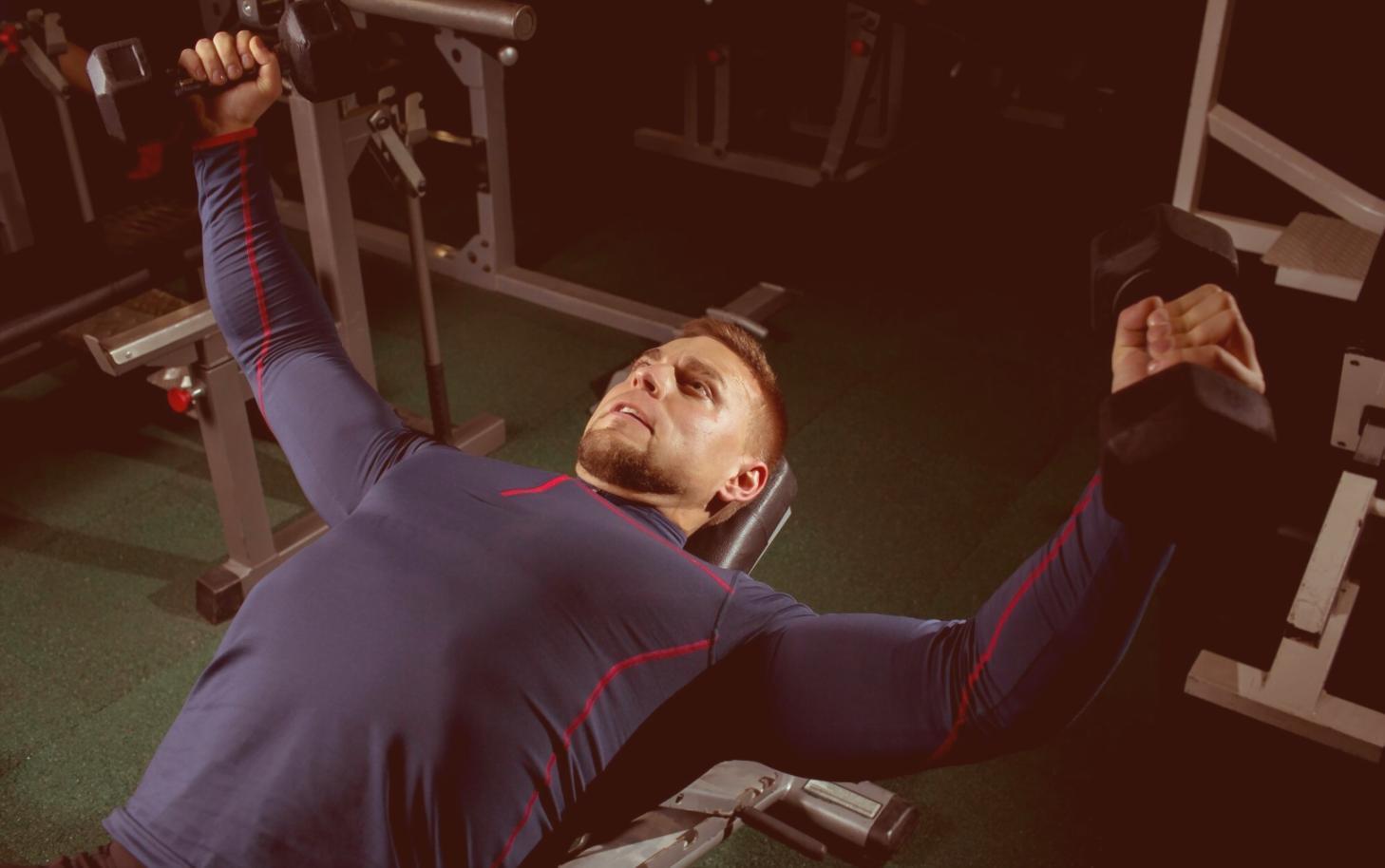 विविध सांस्कृतिक पृष्ठभूमि के शिक्षार्थी एक साथ काम करते हुए